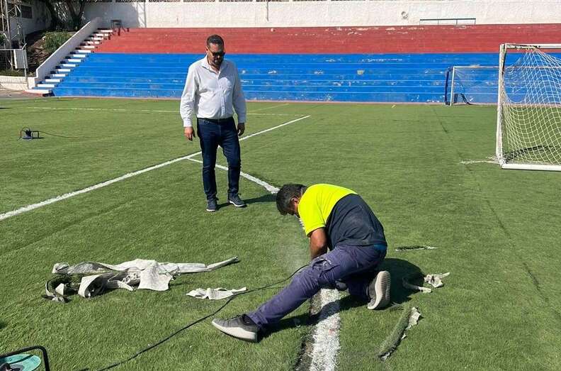 Los trabajos de reparación comenzaron este lunes en el campo de fútbol de La Herradura/TA.